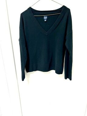 GAP Black V-Neck Pullover Sweater so soft size small